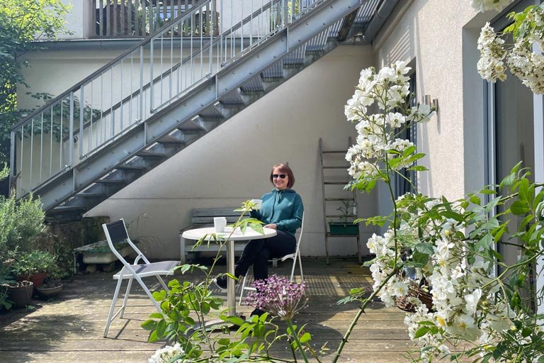 Astrid Angermann von Webdesign Hannover macht Pause im Bürogarten